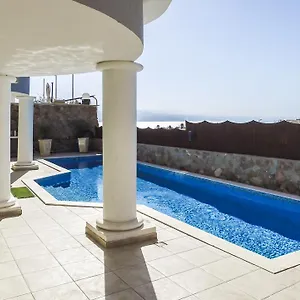 לבקר במלון